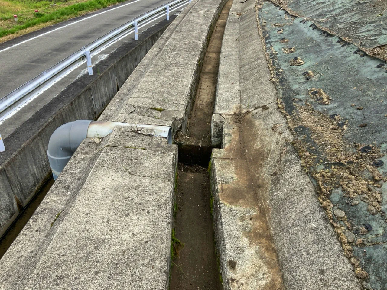 東海環状自動車道　集水ます清掃