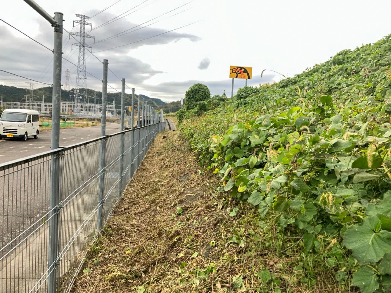 東海環状自動車道　のり尻草刈