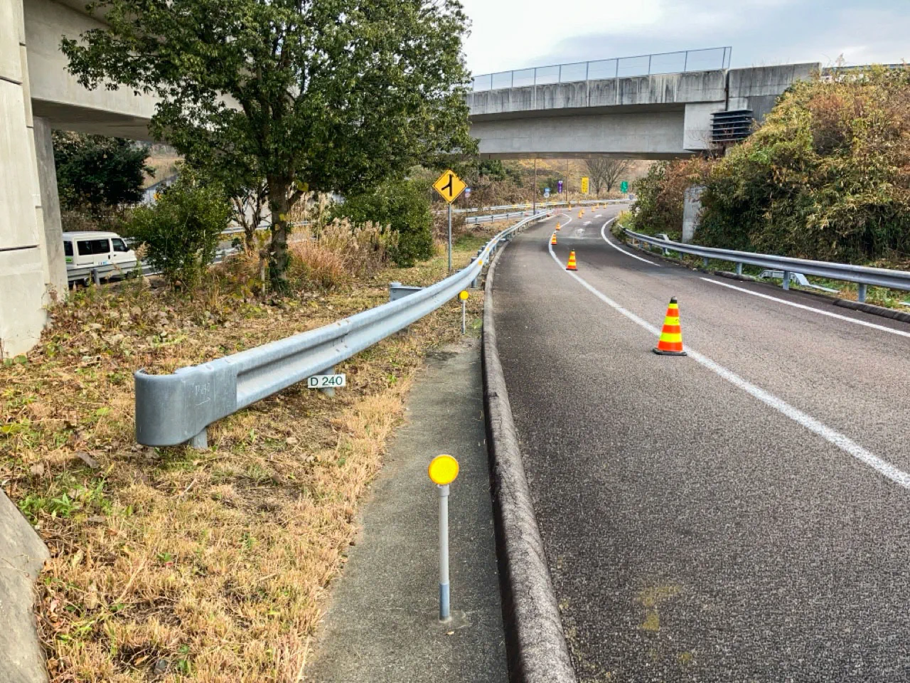 東海環状自動車道　路肩草刈