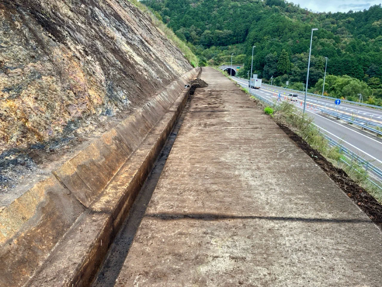東海環状自動車道　排水こう清掃
