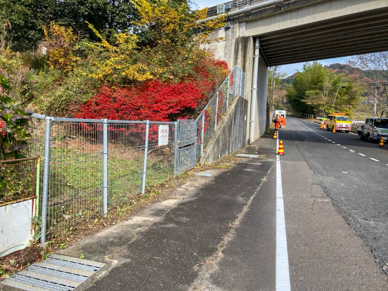 東海環状自動車道　のり尻草刈